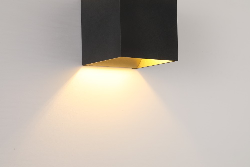 Spot monté en surface Newton Up & Down Noir et Or Searchlight 5053423285092