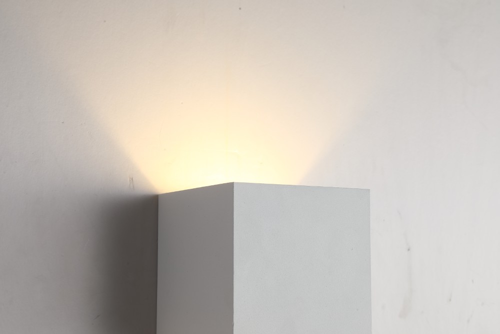 Spot monté en surface Newton Haut et Bas Blanc Searchlight 5053423285221