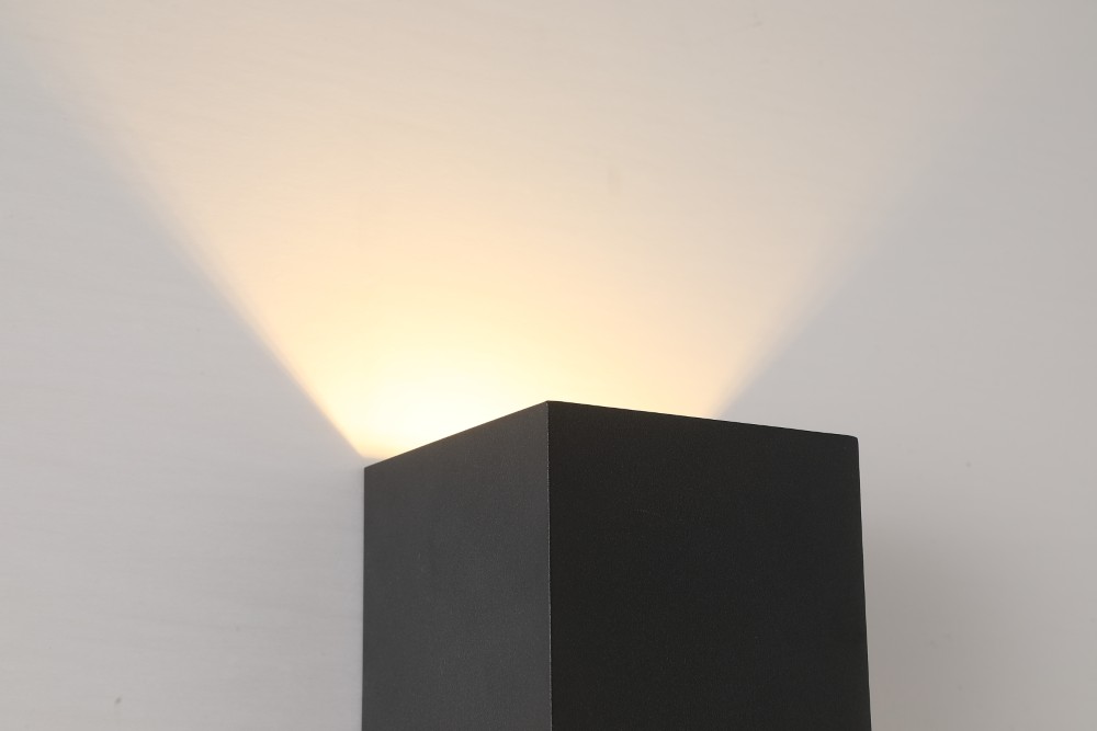 Spot monté en surface Newton Haut et Bas Noir Searchlight 5053423285207