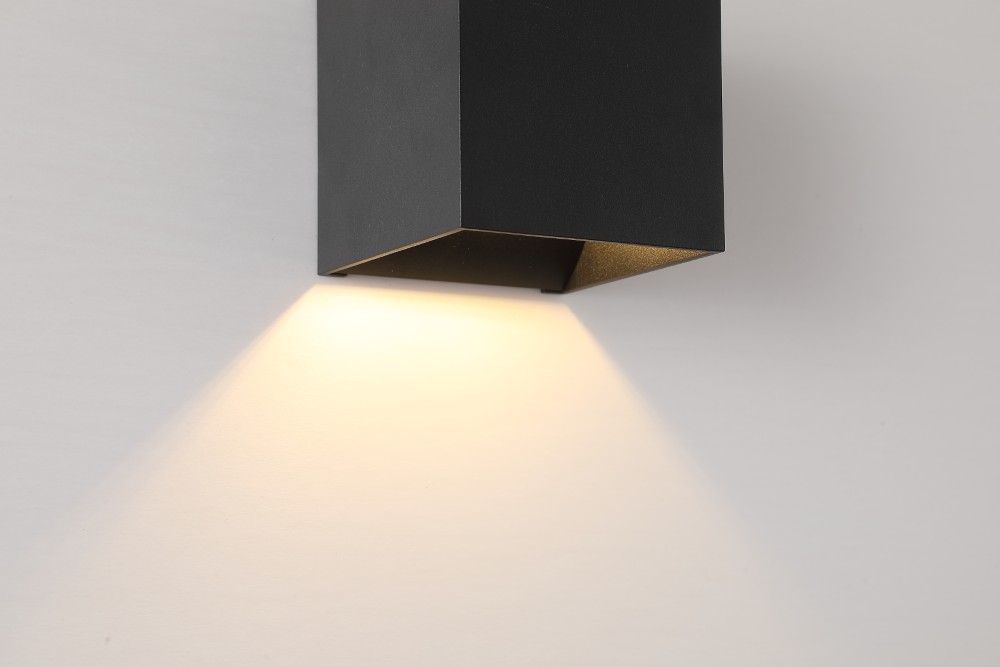 Spot monté en surface Newton Haut et Bas Noir Searchlight 5053423285207