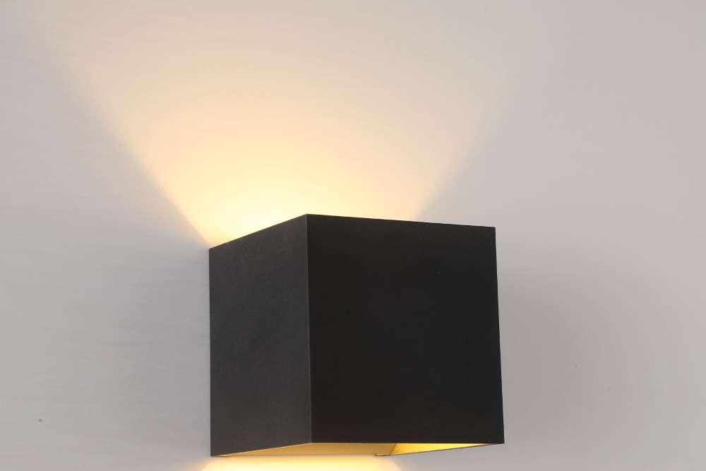 Spot monté en surface Newton Up & Down Noir et Or Searchlight 5053423285092