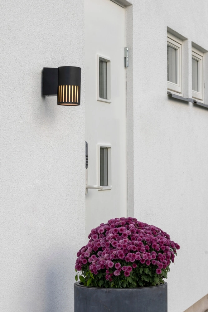 Applique murale design Pistoia noir avec verre blanc KonstSmide 7318303577529