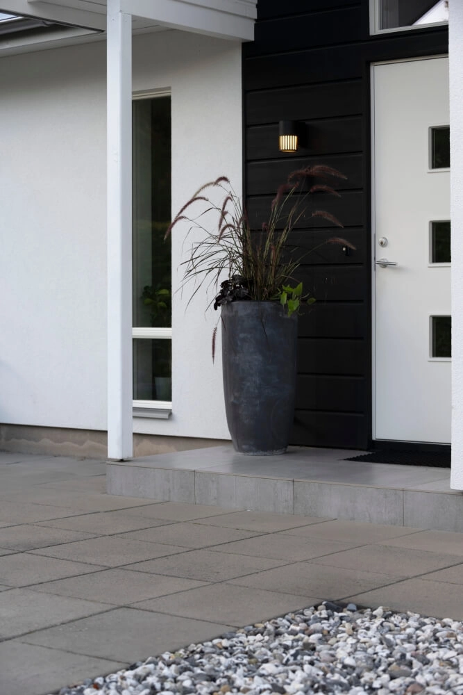 Applique murale design Pistoia noir avec verre blanc KonstSmide 7318303577529