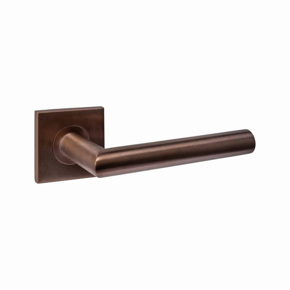 Poignée Q 04 sur rosace carrée bronze