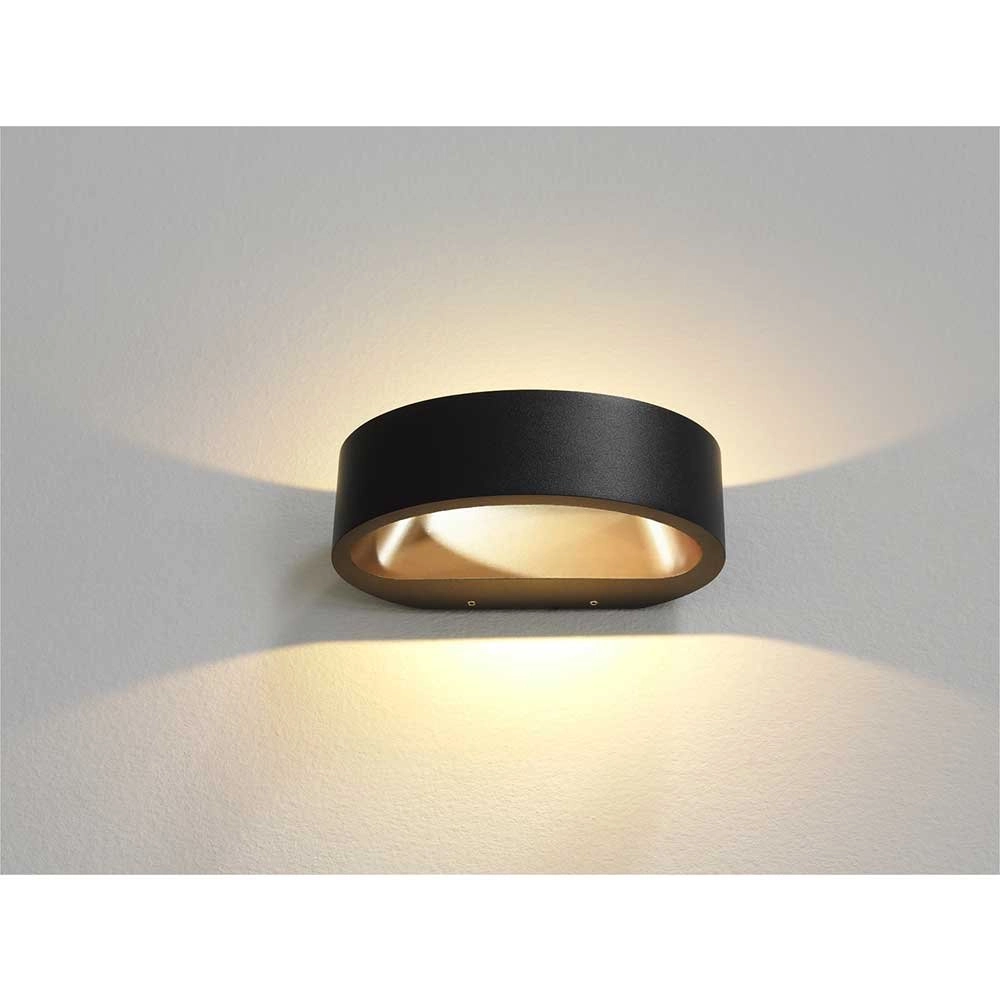 Tache de mur noir Sharp avec de l'or à l'intérieur Tache de mur noir Sharp avec de l'or à l'intérieur