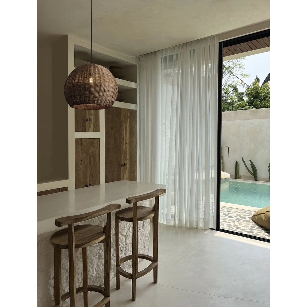 Lampe suspendue Rielo noir avec du rotin