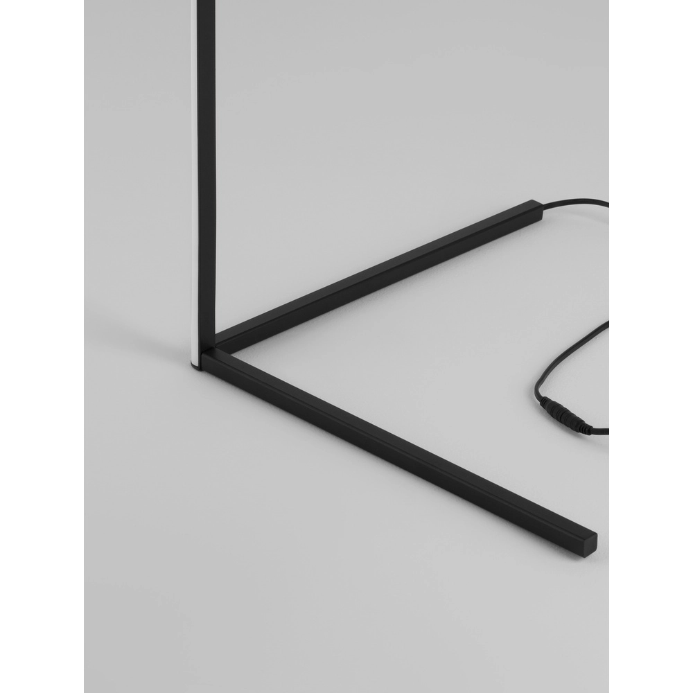 Lampadaire V-Line noir Lyora 5212017433404