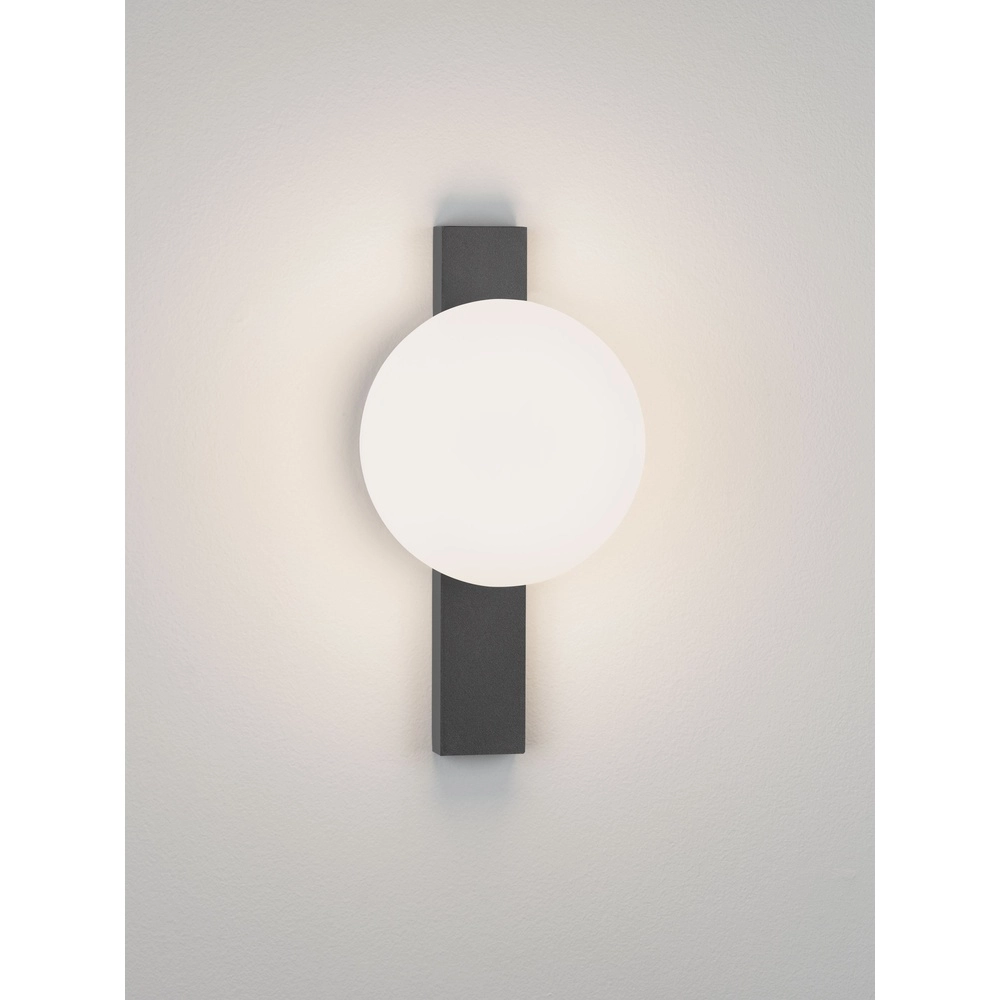 Lampe murale unique Remi Noir avec sphère blanche Lyora 5212017494467