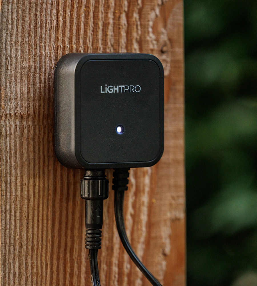 Accessoires Lightpro montés contre un poteau en bois