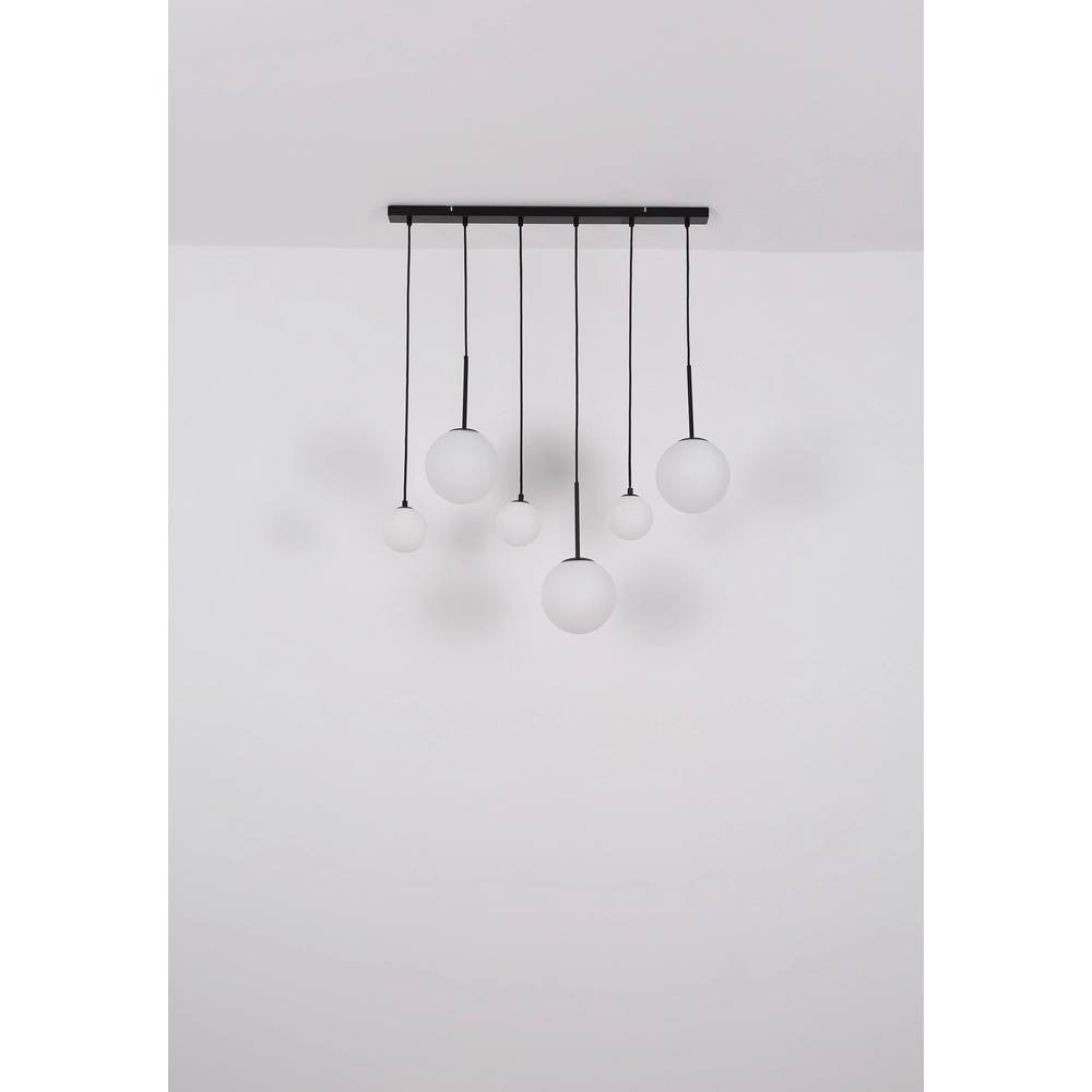 Lampe pendante de conception Hallie Noir à 6 lumières avec sphères blanches Globo 9007371448920