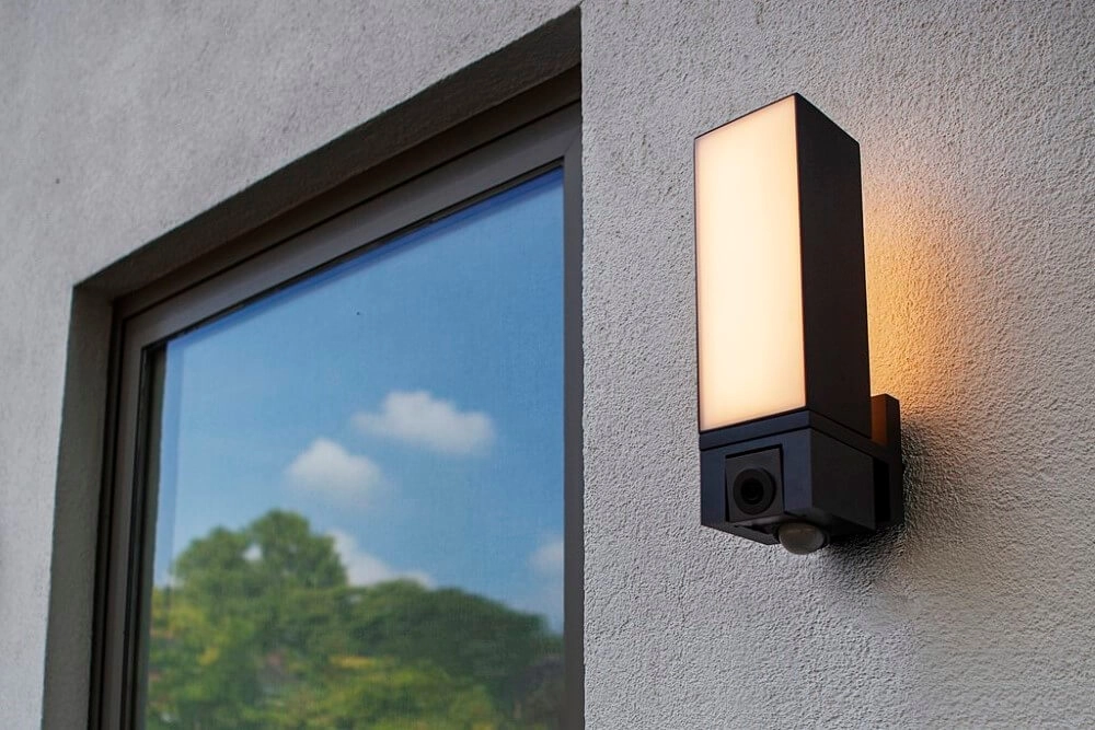 Applique Cuba anthracite avec caméra Lutec 6939412013671