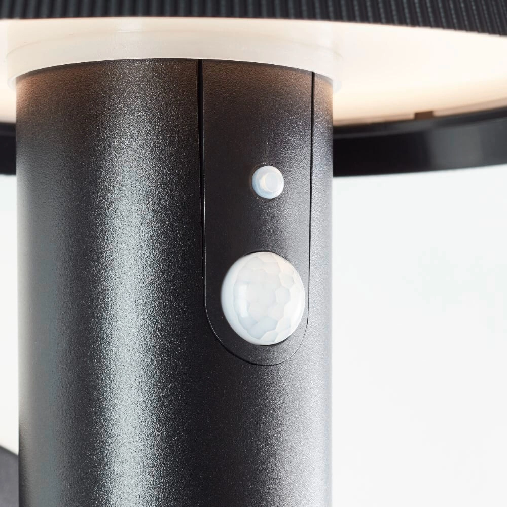 Applique noire Alvero avec capteur Brilliant 4004353437823