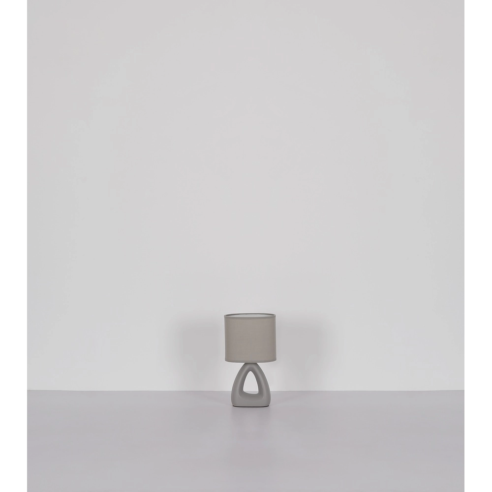 Lampe de table de conception Triangle gris Globo 9007371475513
