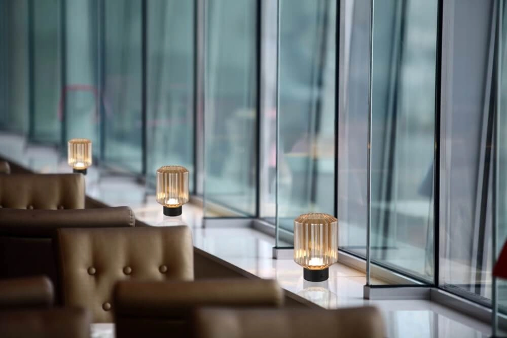 Lampe de table rechargeable noire Earl verre ambré Trio 4017807601923