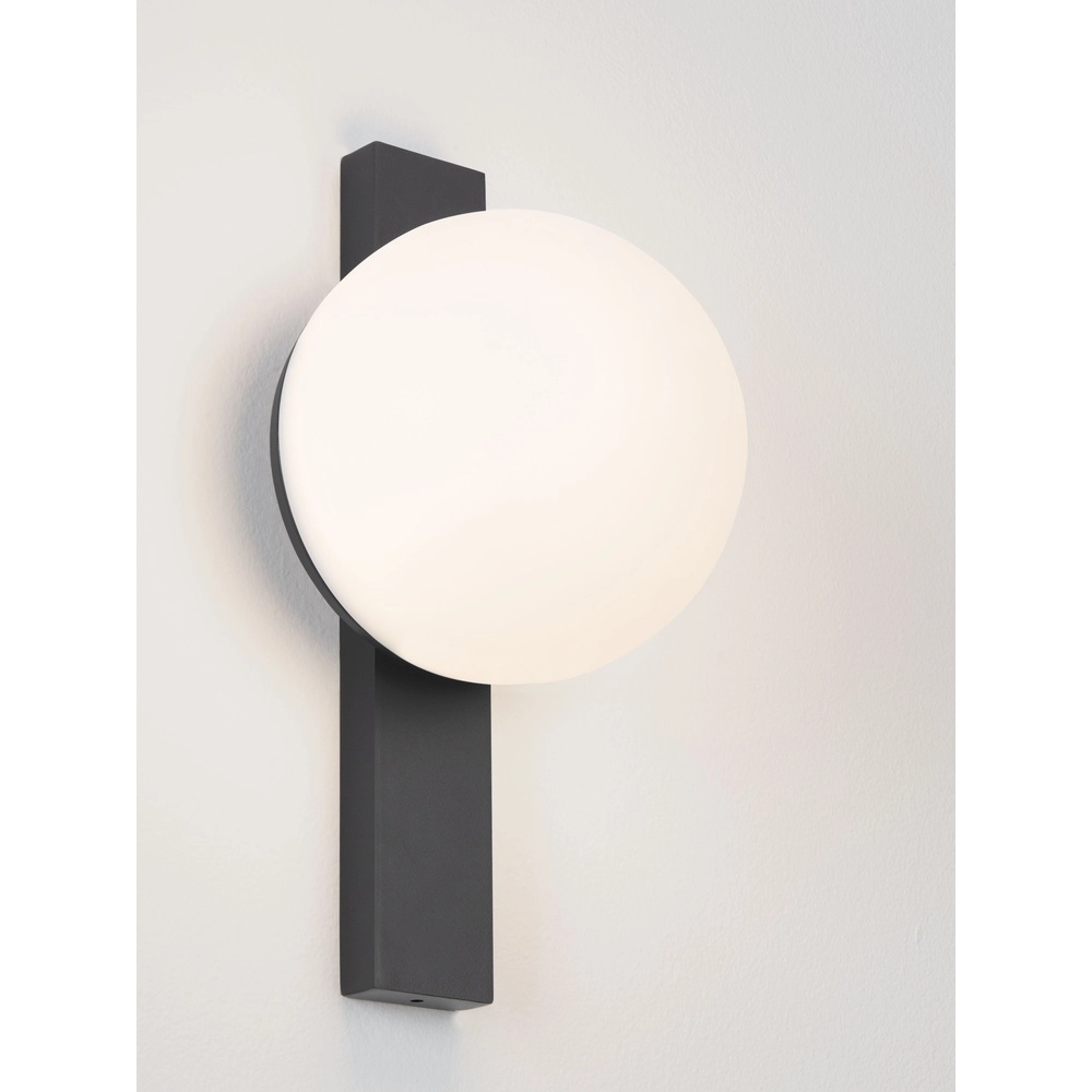 Lampe murale unique Remi Noir avec sphère blanche Lyora 5212017494467