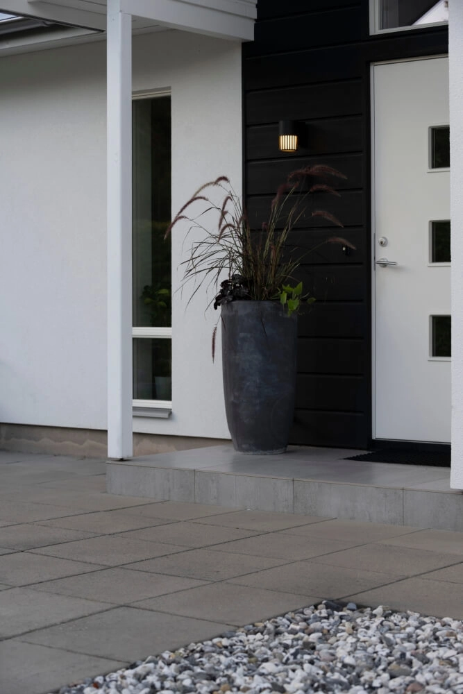 Applique murale design Pistoia noir avec verre blanc KonstSmide 7318303577529