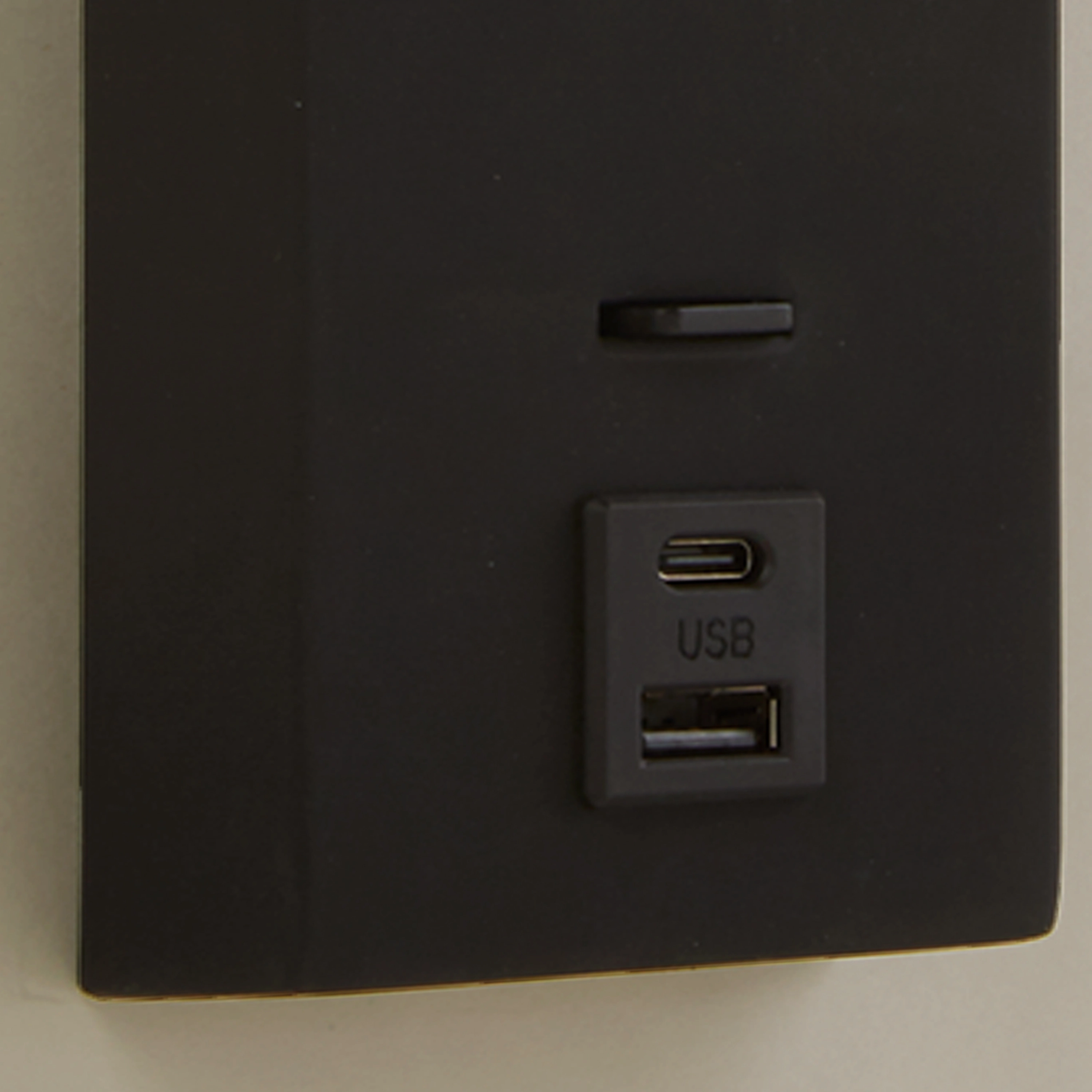 Lampe de chevet noire Marlow avec USB Lyora 5053423275857