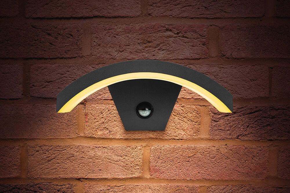 Lampe d'extérieur design Curve PIR avec détecteur de mouvement Lyora 5055788232629