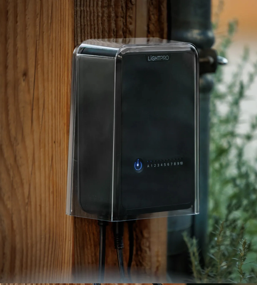 Convertisseur Lightpro avec couvercle monté contre un poteau en bois