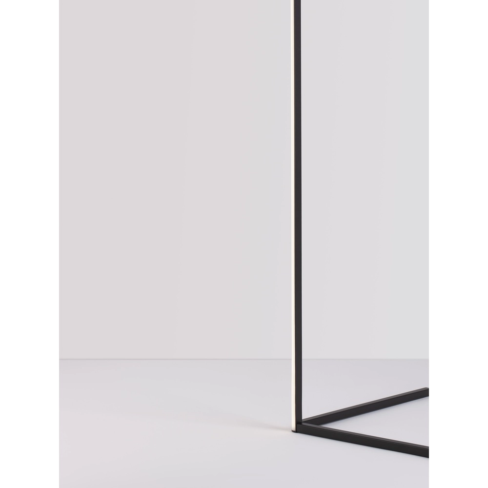 Lampadaire V-Line noir Lyora 5212017433404