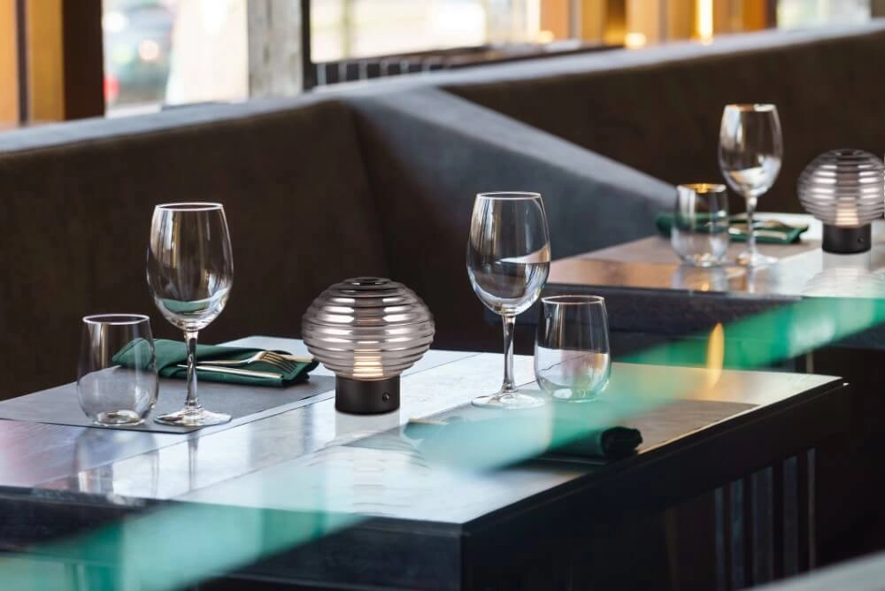 Lampe de table rechargeable noire Earl verre de fumée Trio 4017807601916