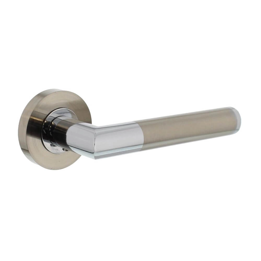Poignée de porte classique Bastian chrome sur rosace