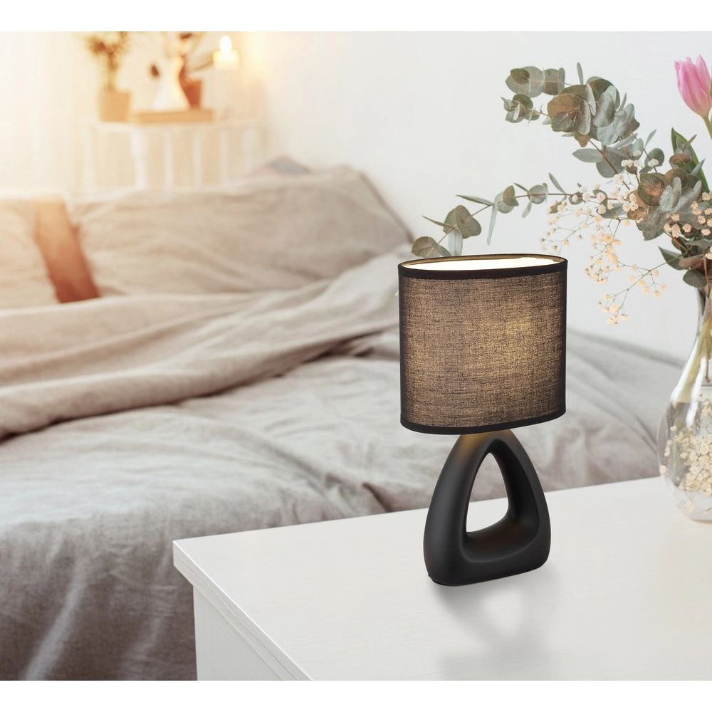 Lampe de table de conception Triangle Noir Globo 9007371478514