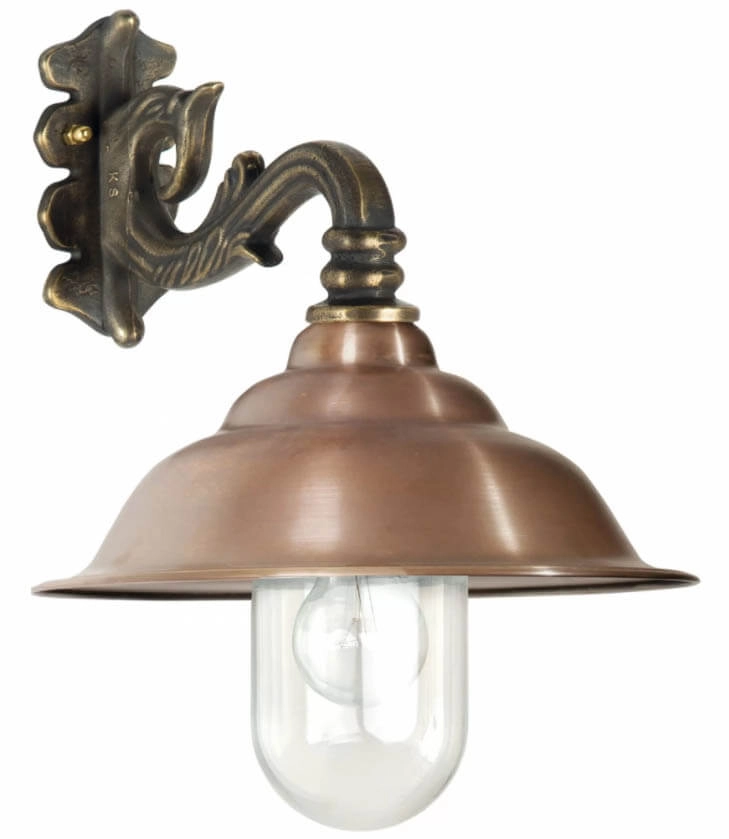 Applique en bronze Chateau avec abat-jour en cuivre Applique en bronze Chateau avec abat-jour en cuivre