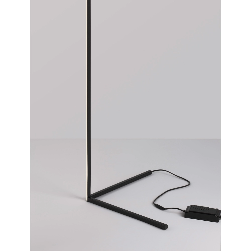Lampadaire V-Line noir Lyora 5212017433404