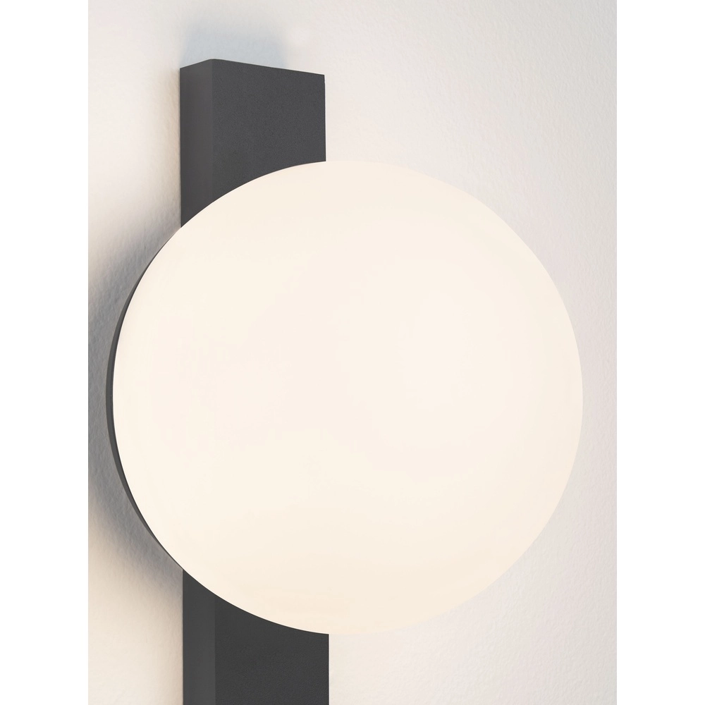 Lampe murale unique Remi Noir avec sphère blanche Lyora 5212017494467