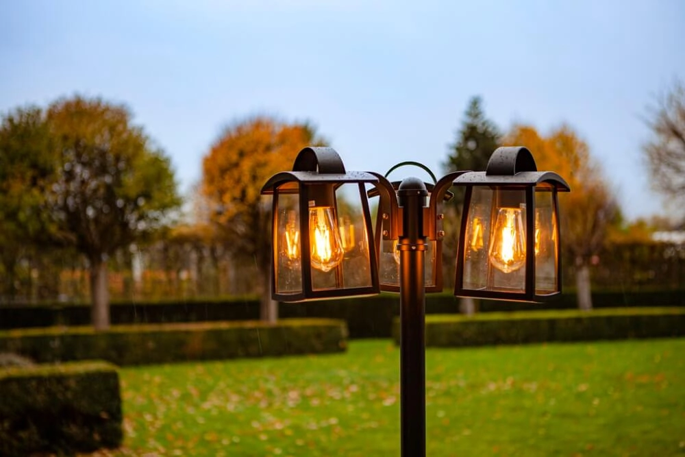 Jolie lampe de jardin Kelsey noir à 3 lumières Lutec 6939412070292