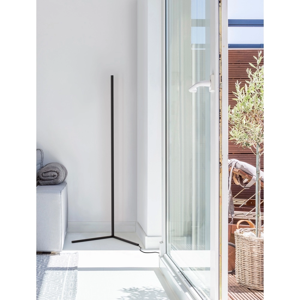 Lampadaire V-Line noir Lyora 5212017433404